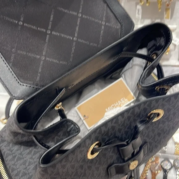 Michael Kors Jet Set Large Logo Backpack
Black 
NWT - Picture 13 of 16